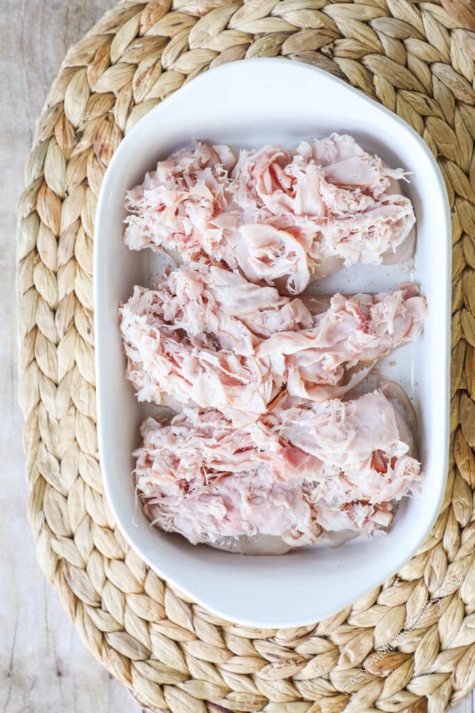 How to Make Easy Chicken Cordon Bleu Casserole Step 2: Layer sliced ham on top of chicken.
