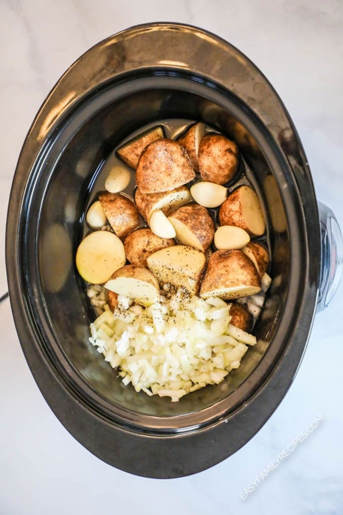 How to make crockpot baked potato soup step 1: Combine potatoes, onion, seasonings and chicken broth in slow cooker.