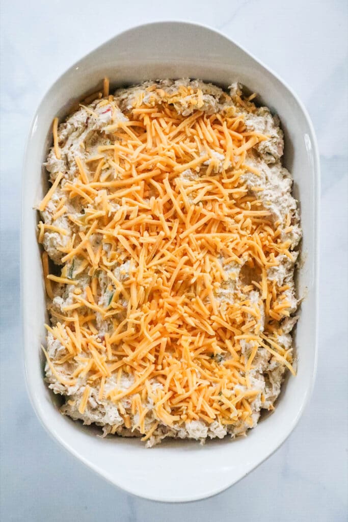 How to make chicken fajita dip step3: Spread cheesy chicken mixture into a baking dish and cover with cheese.