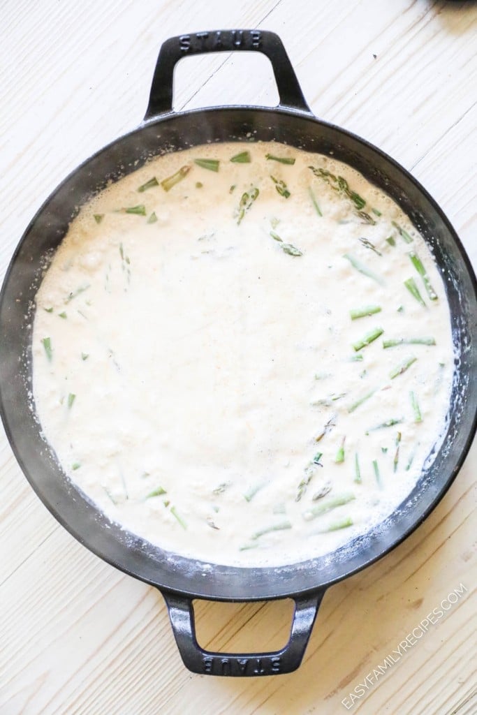 How to make chicken and asparagus: Step 3- pour in the heavy cream and bring to a simmer.