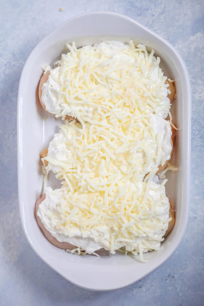 How to make Low Carb Creamy Garlic Parmesan Chicken Step 3: Sprinkle the whole dish with mozzarella and parmesan cheeses.