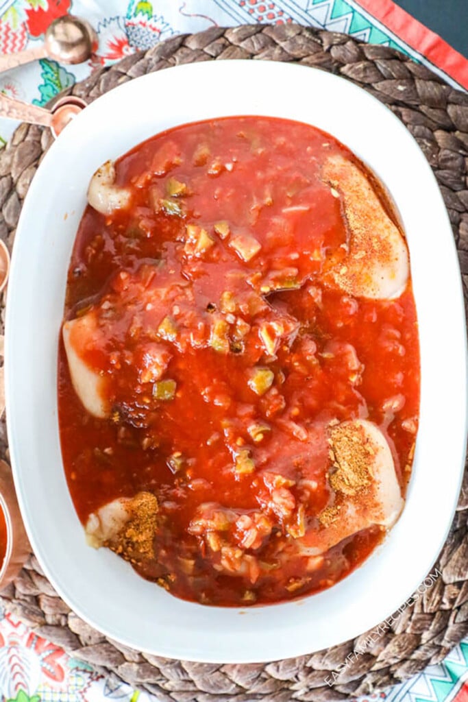 How to make salsa chicken step 3: Cover chicken with salsa.