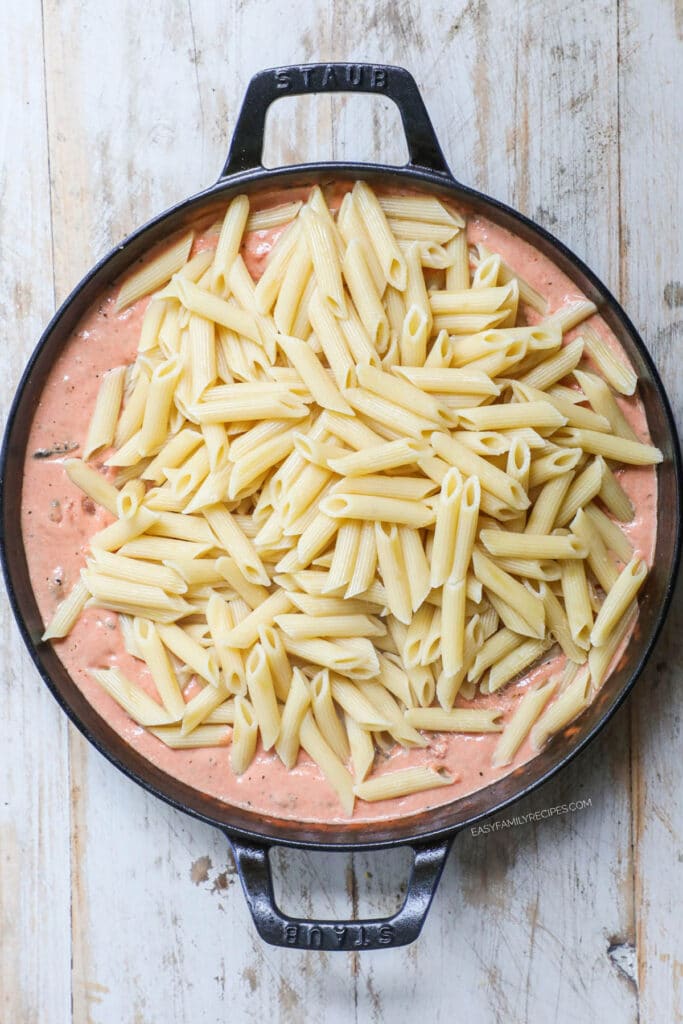 How to make Creamy Italian Chicken Pasta Step 3: toss tomato basil sauce with the cooked pasta.