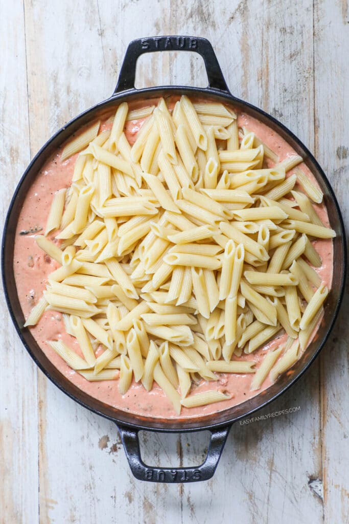 How to make Tomato Basil Pasta Step 3: Pour cooked pasta into sauce.