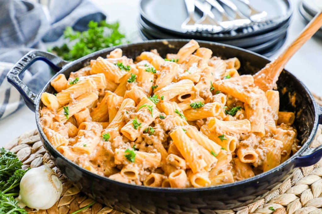 Quick + DELICIOUS Cheeseburger Pasta · Easy Family Recipes