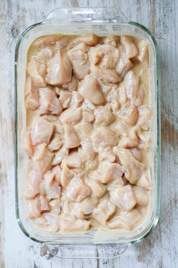 How to make honey sesame chicken step 2: Place the chicken in the marinade and toss to coat.