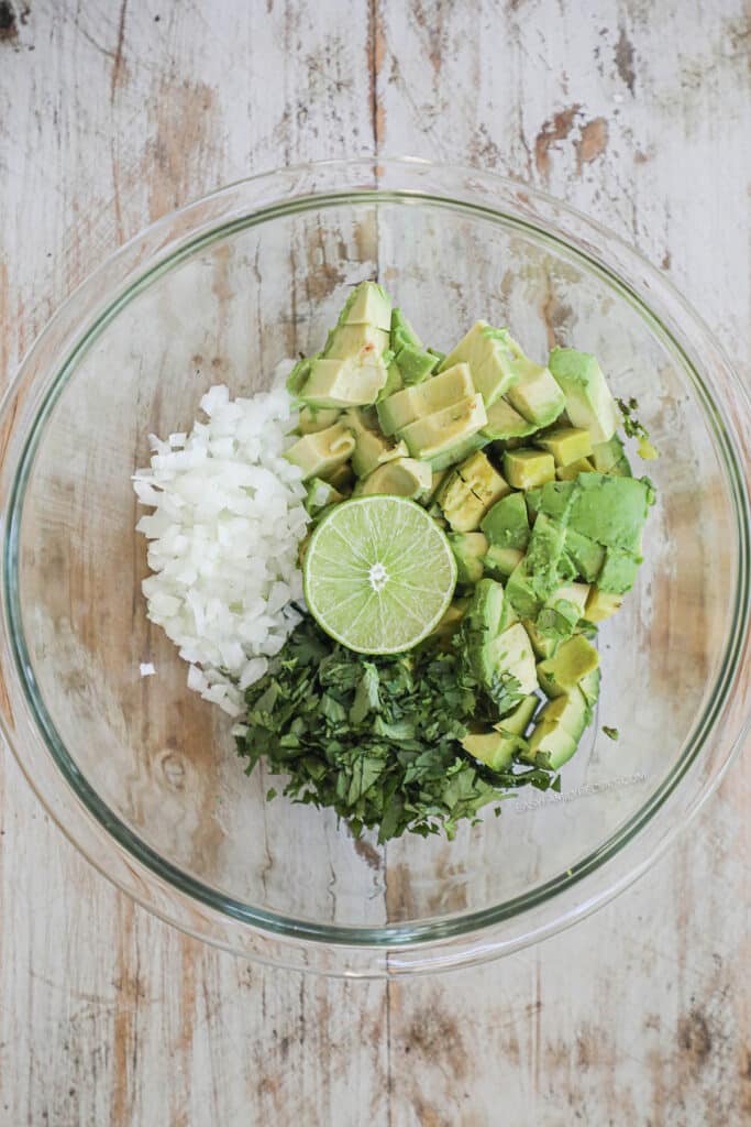 How to make guacamole chicken, step 1: Prepare the guacamole.