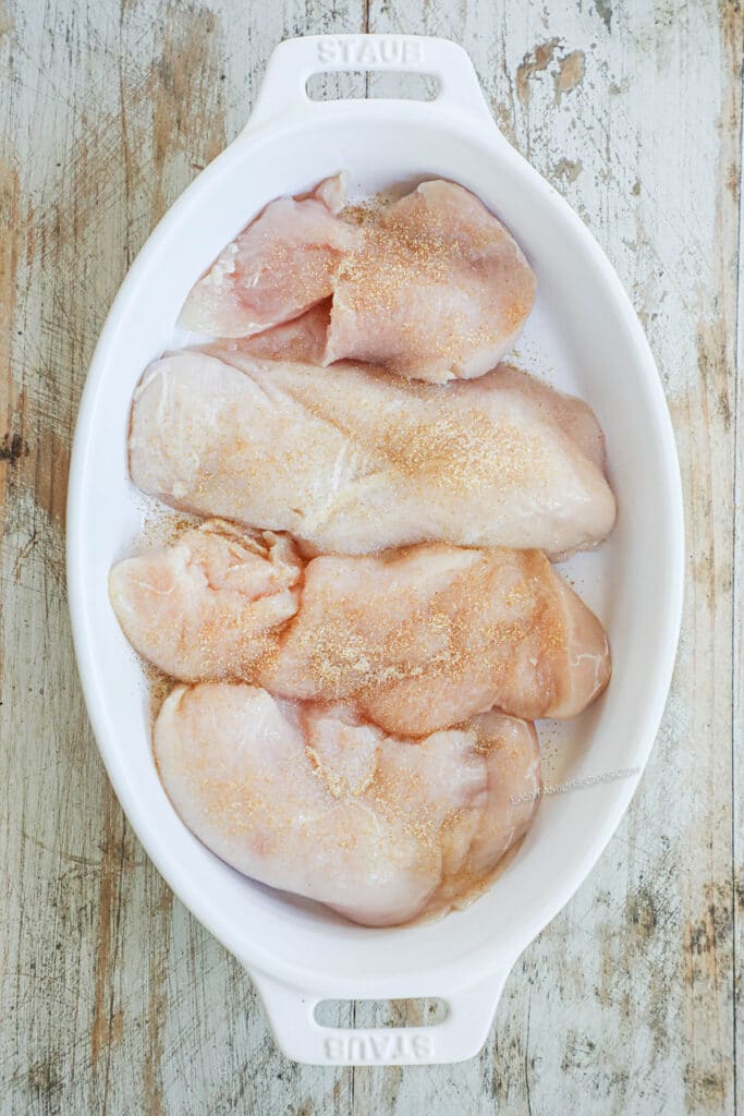 How to make guacamole chicken, step 2: Place seasoned chicken in a baking dish.