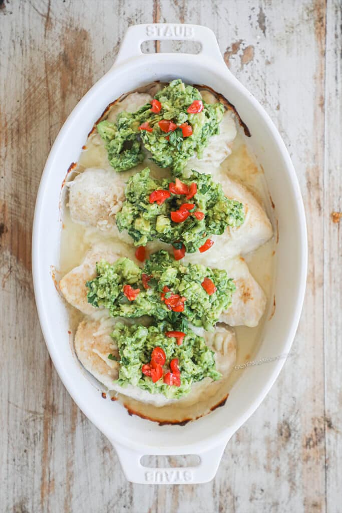 How to make guacamole chicken, step 4: Top chicken with guacamole and serve immediately.