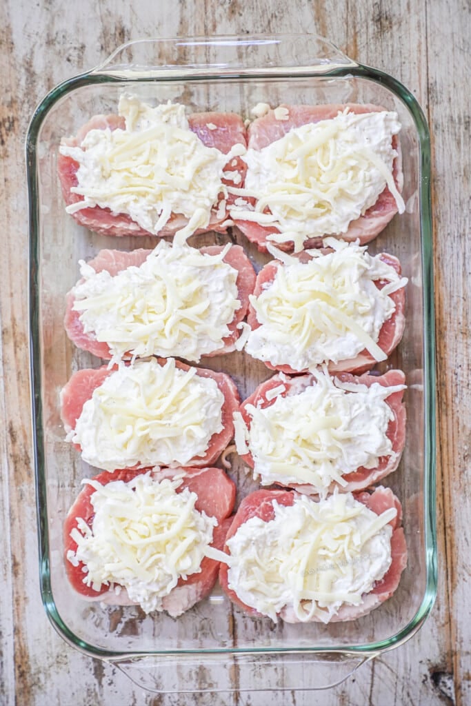 How to make Creamy Garlic Pork Chops Step 3- Cover the tops with additional cheese.