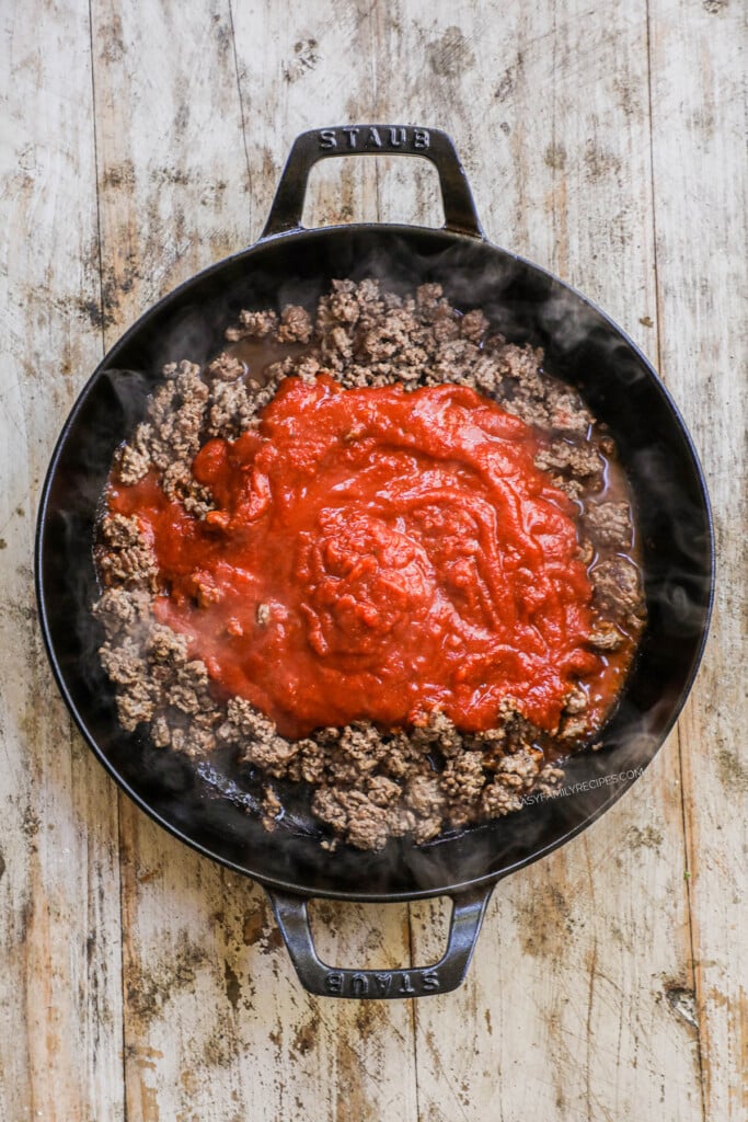 How to make Baked Tortellini Casserole Step 1: Brown ground beef and add marinara sauce.