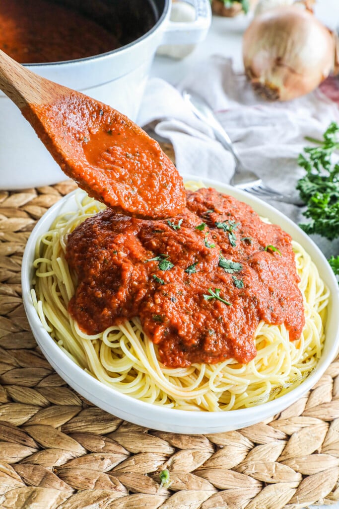 How to make spaghetti marinara Step 4: Scoop sauce over spaghetti noodles and toss to coat.