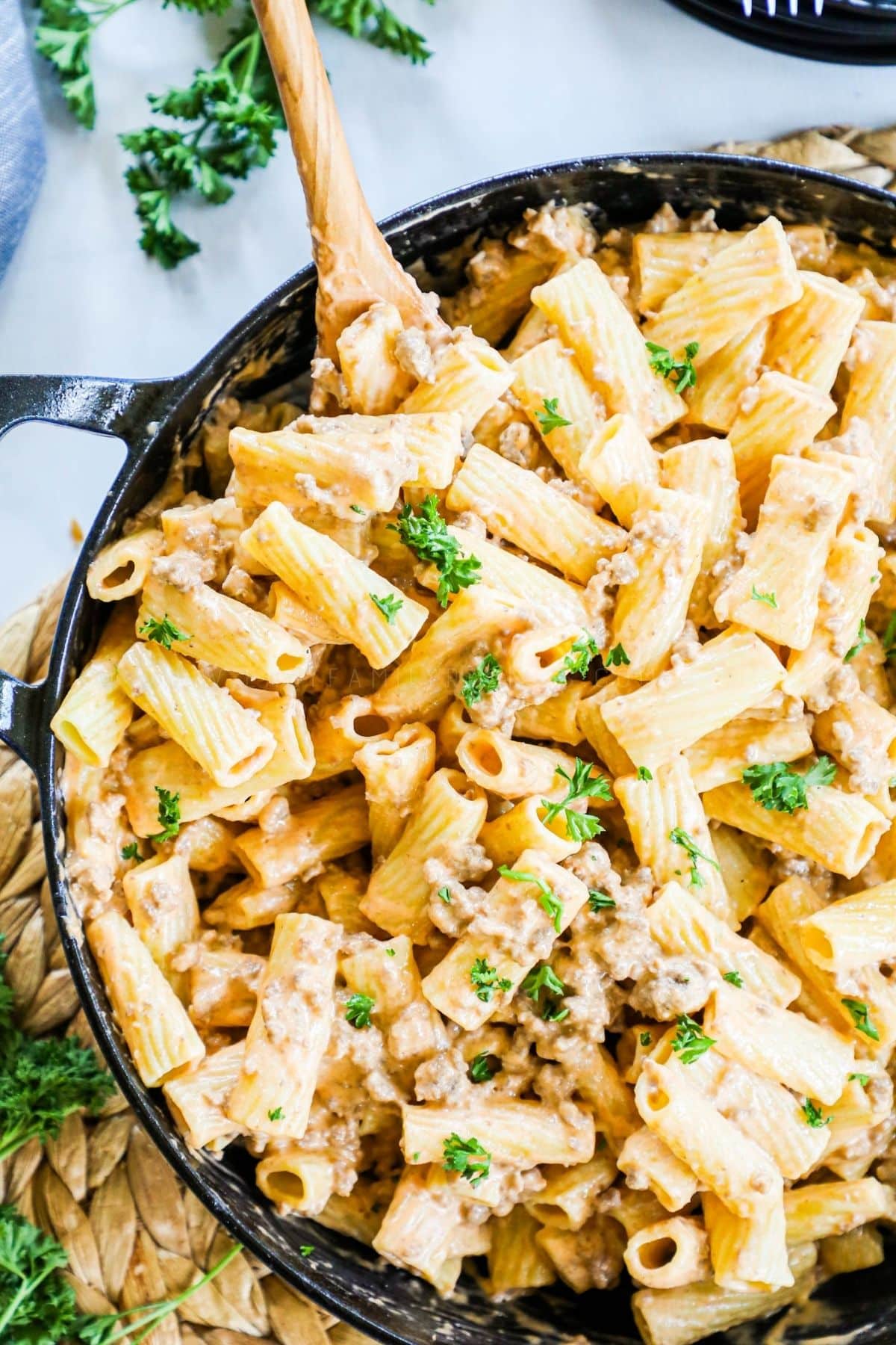 skileet of cheeseburger pasta