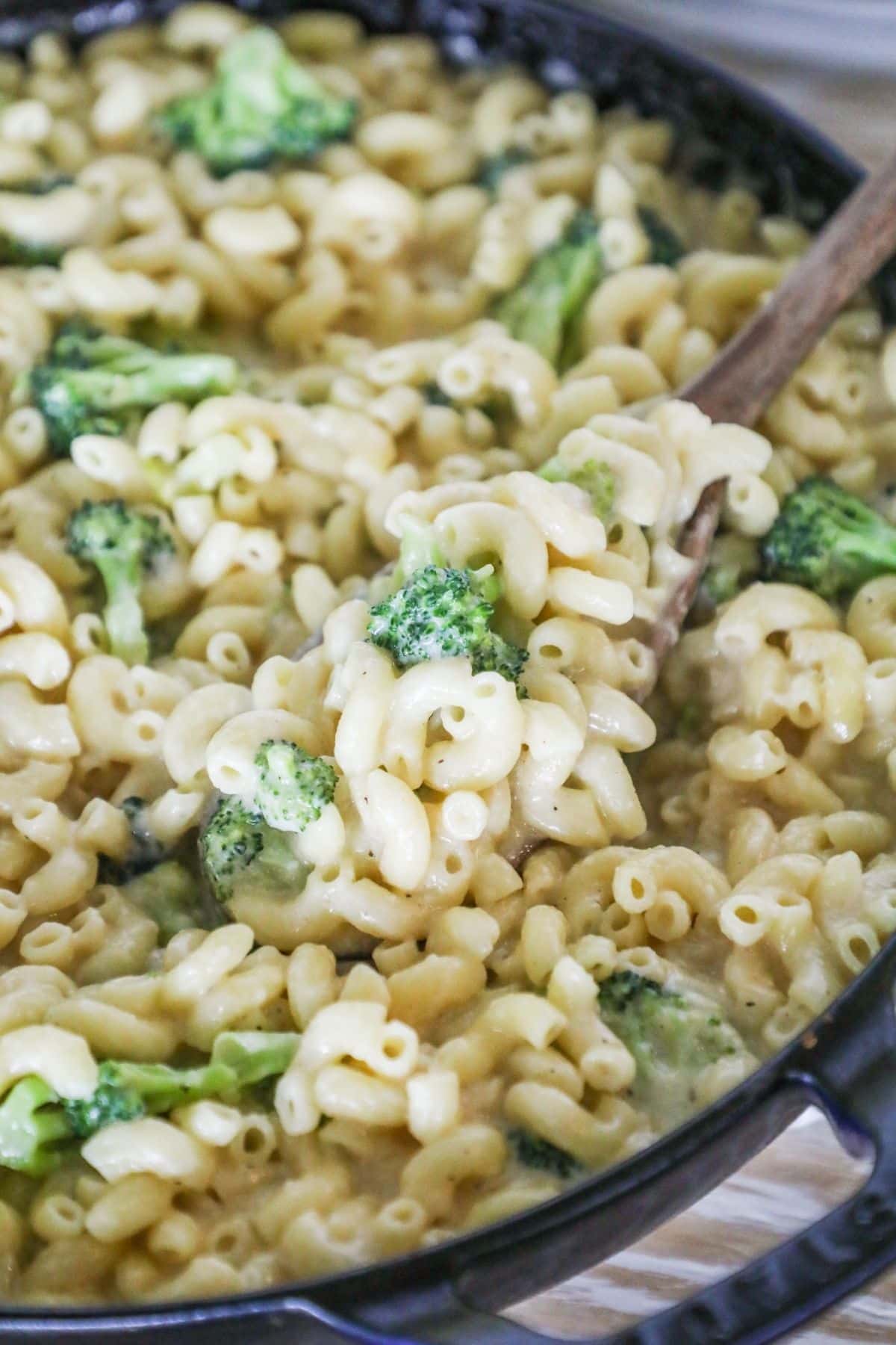 skillet filled with white cheddar broccoli mac & cheese